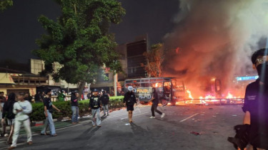 Massa membakar dua unit bus polisi di markas gegana