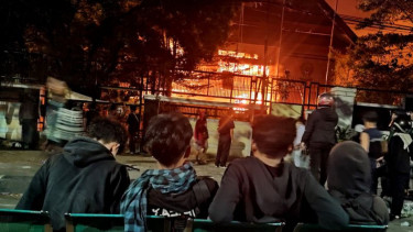 Kantor DPRD Sulawesi Selatan dibakar massa