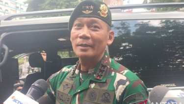 Pangkostrad Letjen TNI Mohammad Fadjar datang ke lokasi demo Kwitang
