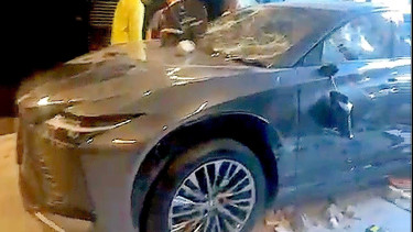 Lexus RX 450h+ milik Ahmad Sahroni yang dirusak massa.