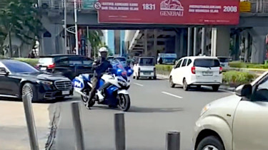 Mobil mewah dikawal petugas lawan arus di Kuningan, Jakarta Selatan