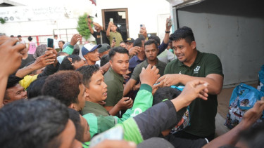 Gubernur Sumatera Utara Bobby Afif Nasution bagikan ratusan paket sembako