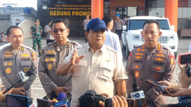 Presiden RI Prabowo Subianto usai menjenguk korban luka akibat demo di RS Polri