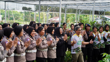 Polwan Polda Riau ajak Rocky Gerung ke Bank Pohon