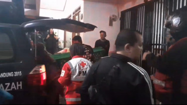 Jenazah Acil Bimbo dibawa ke rumah duka diBandung, Jawa Barat