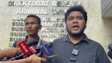 Asisten peneliti dari Lokataru Fian Alaydrus (kanan)