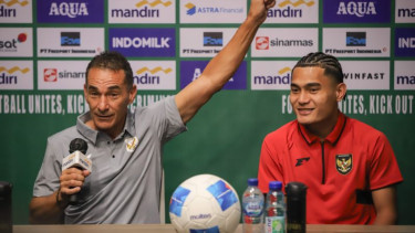 Pelatih Timnas Indonesia U-23, Gerald Vanenburg (kiri)