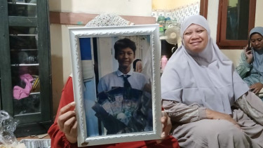 Keluarga korban menunjukan foto almarhum Andika Lutfi Falah (16)