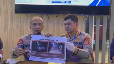 Kapolda Jabar Irjen Pol Rudi Setiawan (kiri)