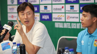 Pelatih Timnas Laos U-23 Ha Hyeokjun (kiri)