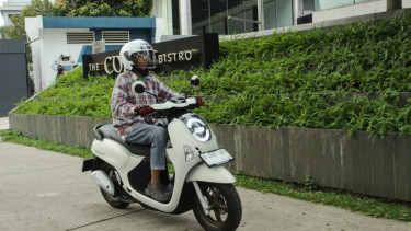 Ilustrasi mengendarai sepeda motor