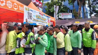 Antrean Gerakan Pangan Murah di Mapolda Metro Jaya