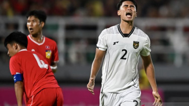 Pemain Timnas Indonesia U-23, Muhammad Ferarri (kanan) saat melawan Laos