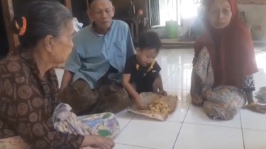 Kakek dan nenek dari korban Syifa serta kakaknya Azril di Sumenep