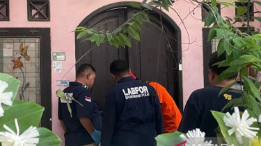 Polisi lakukan olah TKP penemuan 5 jenazah satu keluarga di Indramayu
