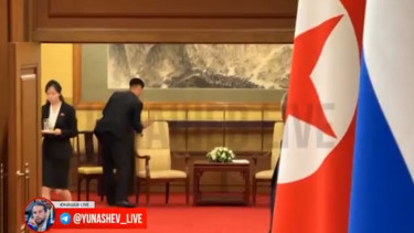 Pengawal Kim Jong Un membersihkan kursi yang habis diduduki Kim 