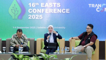 Plt Direktur Utama Jasa Raharja Dewi Aryani Suzana (tengah)