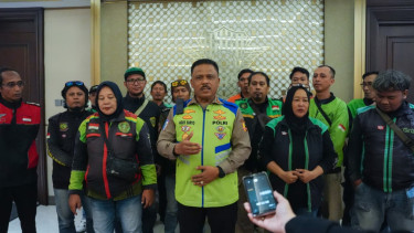Kakorlantas Polri Irjen Agus Suryonugroho bersama komunitas ojol 