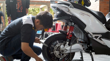 Servis motor listrik.