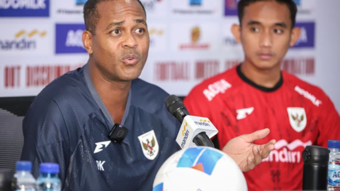 Pelatih Timnas Indonesia, Patrick Kluivert (kiri)