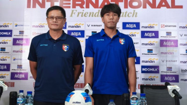 Pelatih Timnas Taiwan Che-Ming Huang (kiri) 