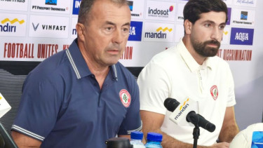 Pelatih Timnas Lebanon, Miodrag Radoluvic (kiri) 