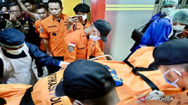 Tim SAR membawa jasad korban kecelakaan helikopter di Kalsel