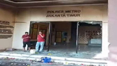 Kantor Mapolres Jakarta Timur yang dirusak massa anarkis