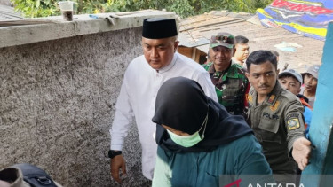 Bupati Bogor Rudy Susmanto meninjau lokasi robohnya Majelis Taklim di Ciomas