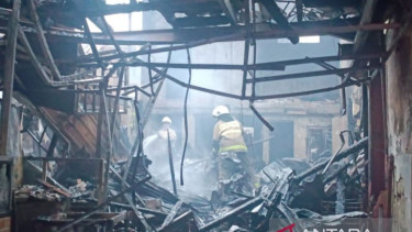 Pendinginan di lokasi kebakaran yang melanda food court di Fatmawati 