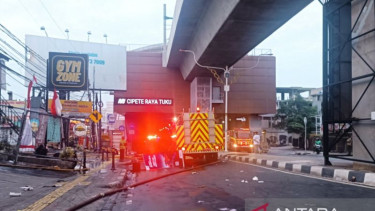 Mobil pemadam kebakaran berada di kawasan Stasiun MRT Cipete Raya