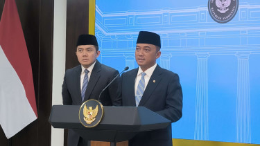 Mensesneg Prasetyo Hadi dan Seskab Teddy Indra Wijaya di Istana Kepresidenan, Jakarta Pusat 