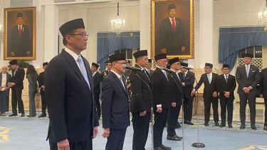 Purbaya Yudhi Sadewa (kanan) dilantik sebagai Menteri Keuangan 