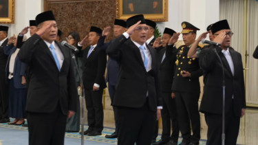 Moch Irfan Yusuf (tengah) dan Dahnil Anzar (kiri) dilantik sebagai Menteri dan Wakil Menteri Haji dan Umrah