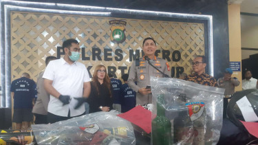 Kapolres Metro Jakarta Timur, Komisaris Besar Polisi Alfian Nurrizal (tengah).
