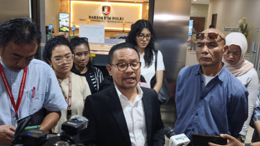 Kuasa hukum Laras Faizati, Abdul Gafur Sangadji (tengah)