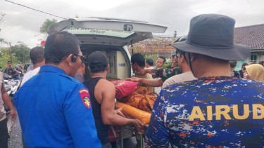 Evakuasi korban tewas akibat banjir di Bali