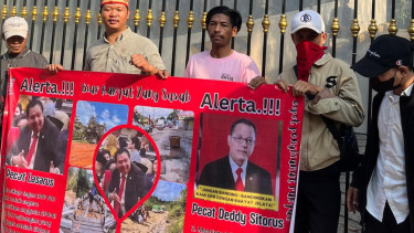 Mahasiswa menggelar aksi demonstrasi di depan kantor DPP PDI Perjuangan, Jakarta