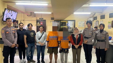 Ayah tiri-ibu kandung penyiksa anak di Kebayoran lama (tengah)