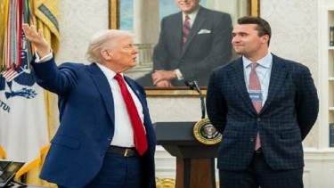 Presiden AS Donald bersama aktivis sayap kanan Charlie Kirk