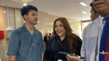 Selebgram Lisa Mariana (tengah)