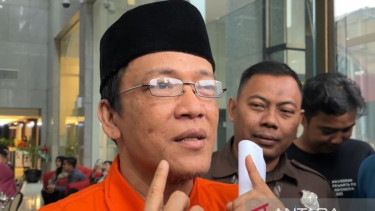 Mantan Wamenaker Immanuel Ebenezer tampil berpeci saat diperiksa KPK 