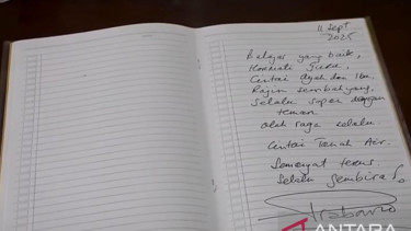 Prabowo menuliskan pesan di buku tulis siswa Sekolah Rakyat
