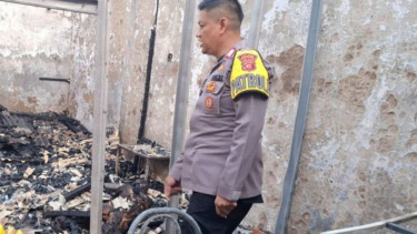 Polisi olah TKP di warung pecel lele, Kecamatan Gunung Putri, Bogor, Jabar