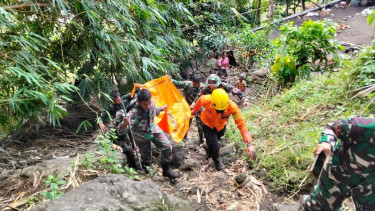 Tim SAR evakuasi jenazah Achile balita 13 tahun korban banjir bandang Nagekeo