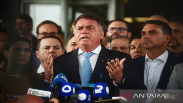 Mantan Presiden Brasil Jair Bolsonaro (tengah)