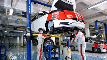 Ilustrasi pengecekan suspensi mobil