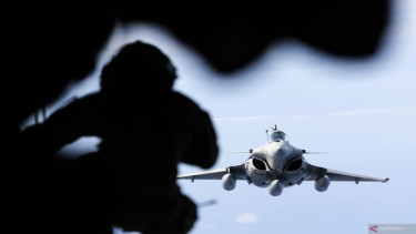 Pesawat Rafale melakukan manuver di udara saat Misi Pegase 2024 di Ujung Kulon