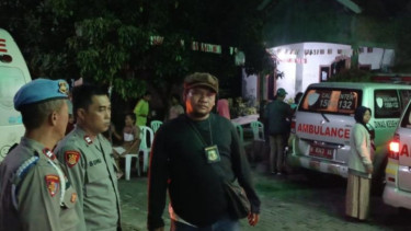 Petugas kepolisian dan kesehatan mendatangi lokasi keracunan massal