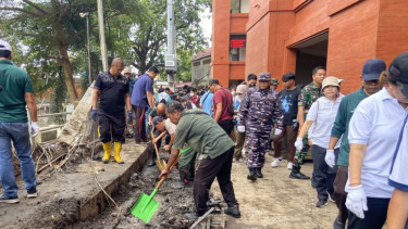 1.100 orang gotong royong membersihkan sampah sisa banjir besar Bali